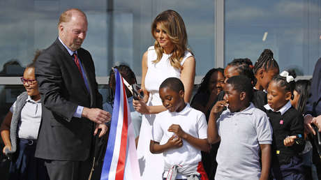 VIDEO: Melania Trump pierde la batalla ante las tijeras en la inauguración de un monumento