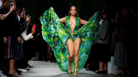 VIDEO: Jennifer López rompe la Red con su vestido "de la jungla" por el que se creó Google Imágenes en 2000