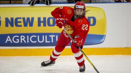 "Lo aprendí de Khabib": Jugadora rusa de hockey se convierte en hábil luchadora en pleno partido (VIDEO)