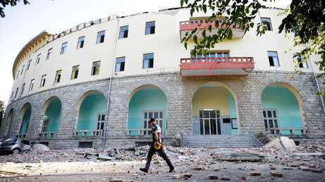 VIDEO: Un terremoto se produce en medio de un partido de fútbol en Albania y obliga a detener el juego