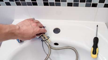 Un fontanero que se volvió viral por no cobrar a los ancianos recibe 99.000 dólares en donaciones