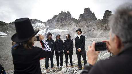 Organizan una "marcha fúnebre" en Suiza por la muerte de un glaciar debido al calentamiento global (FOTOS)