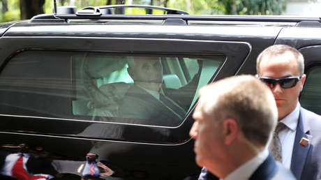 Críticas a Mike Pence por llegar con 8 automóviles a una isla donde están prohibidos desde hace 120 años