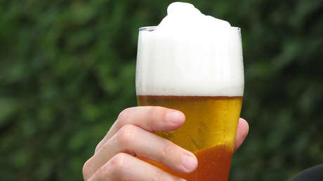 Un hincha recolecta más de un millón de dólares para una buena causa mediante un cartel pidiendo dinero para cerveza