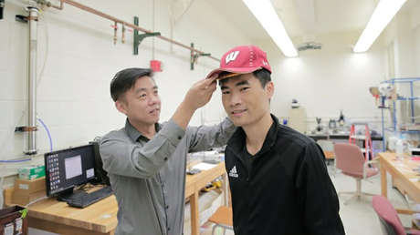 Crean un parche para revertir la calvicie que se camufla en una gorra de béisbol
