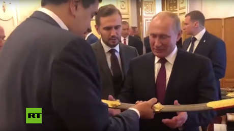 VIDEO: Maduro regala a Putin una réplica del sable de Simón Bolívar