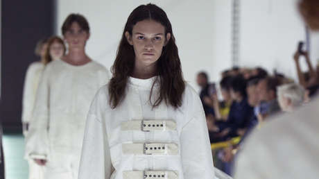 "La salud mental no es moda": modelo de Gucci protesta en plena pasarela contra una colección de camisas de fuerza de la marca (VIDEO)