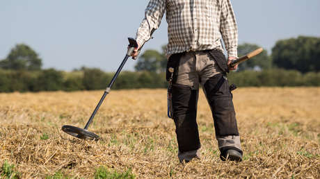 FOTOS: Cazador de tesoros británico halla un centenar de monedas de hace más de 1.000 años con un detector de metales