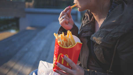Comparan ingredientes de alimentos de McDonald’s y otras marcas en EE.UU. y en el Reino Unido y las diferencias son notables