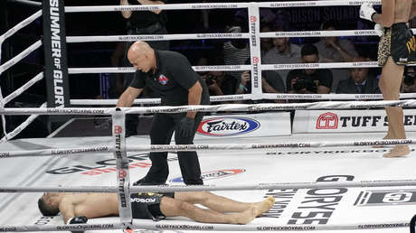 VIDEO: Un luchador quedó tan aturdido tras un brutal nocaut que se levanta a celebrar pensando que ganó el combate