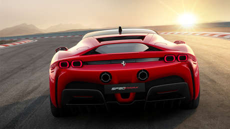 VIDEO: Se filman al tratar de sobrepasar un Ferrari y terminan volcados