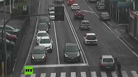 VIDEO: Un peatón simula un accidente de tránsito pero cámaras de seguridad lo desenmascaran