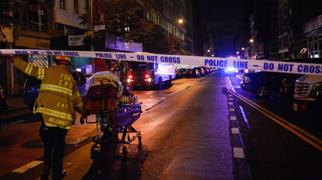 Un capitán retirado de la Marina de EE.UU. intenta matar a su exesposa pero queda paralítico tras ser tiroteado por la hija de esta