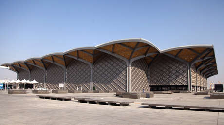 FOTOS, VIDEO: Un gran incendio azota una estación de tren en Arabia Saudita