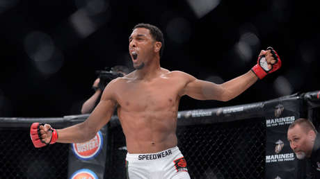 VIDEO: Un luchador de MMA propina un zurdazo veloz y noquea a su rival en 8 segundos