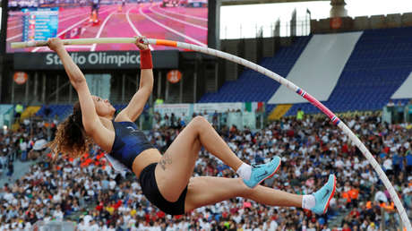 VIDEO: A una atleta sueca se le rompe la pértiga justo al iniciar su salto y cae cabeza abajo