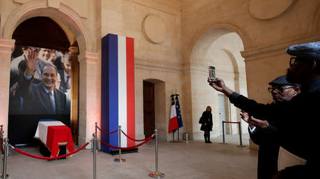 Franceses se toman selfis frente al ataúd de Jacques Chirac  y provocan indignación en las redes