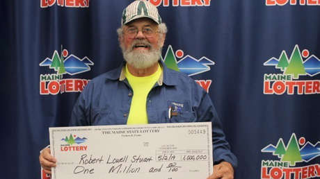 Se convierte en un millonario tras ganar la lotería dos veces, pero vive en un remolque y conduce una pala mecánica