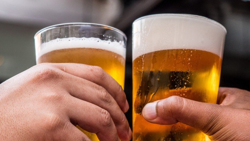 Captan a un grupo de militares españoles tomando cervezas en un bar y con sus armas en el suelo (FOTO)