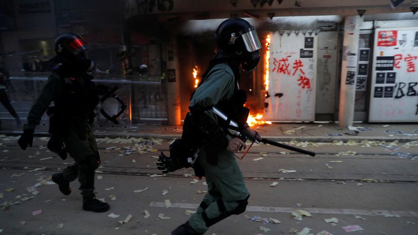 Un manifestante recibe un disparo en el pecho durante las protestas en Hong Kong