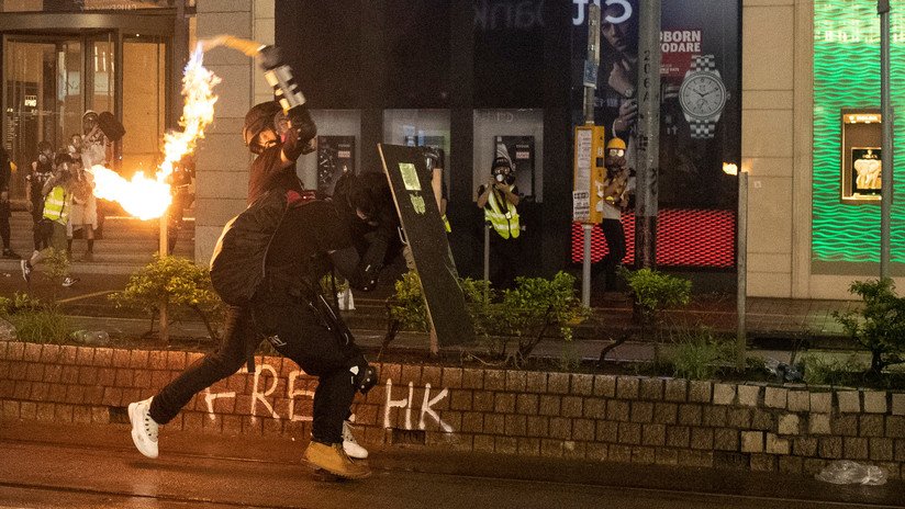 VIDEOS: Manifestantes golpean y prenden fuego a un policía en Hong Kong
