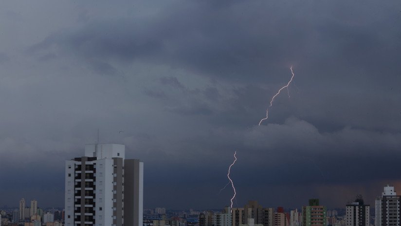 VIDEO: Momento exacto en el que un rayo alcanza a un hombre mientras pasea a sus perros