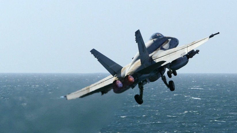 Fin de una época: el último F/A-18C Hornet de la Armada de EE.UU. realiza su vuelo final