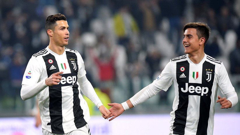 VIDEO: Cristiano Ronaldo sorprende con un beso a Paulo Dybala frente a las cámaras