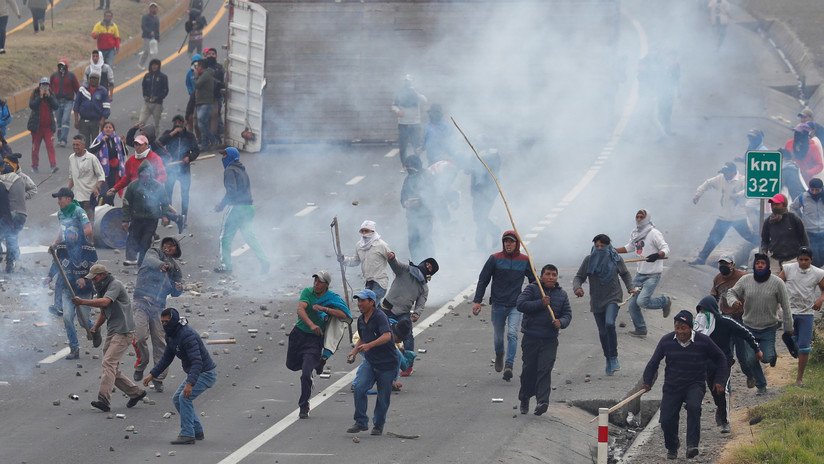 VIDEOS: El momento en que militares y policías reprimen a un pequeño poblado en el norte de Ecuador