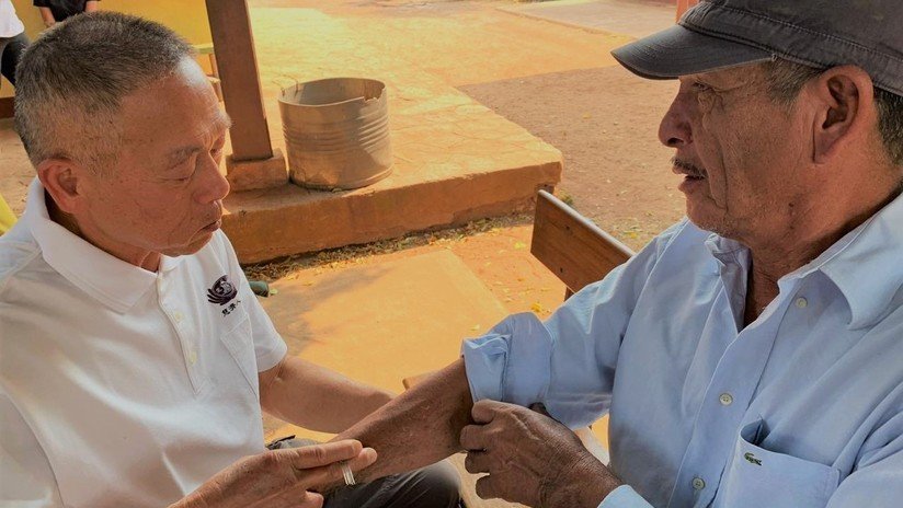 El médico tradicional chino que viajaba con voluntarios a la Chiquitanía boliviana para aliviar el dolor de los bomberos