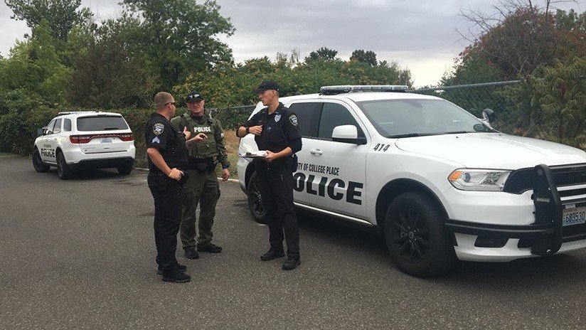 Una madre entrega a su hijo de 17 años a la Policía para prevenir una posible masacre escolar en EE.UU.