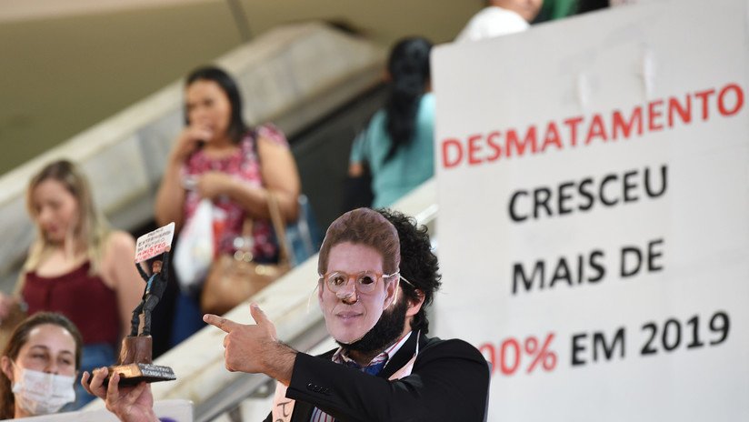 FOTO, VIDEO: Otorgan el antipremio 'exterminador del futuro ' al ministro de Medio Ambiente de Brasil