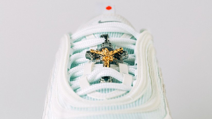 FOTOS: Presentan las 'zapatillas de Jesús' con agua bendita en las suelas por 3.000 dólares  (y la primera serie se agota en pocas horas)