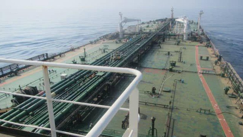 Teherán: La explosión en el petrolero iraní fue causada por dos ataques con misiles en el mar Rojo