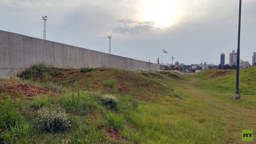 Artistas buscan batir un récord Guinness al pintar el muro que divide a Argentina y Paraguay