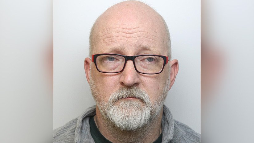 VIDEO: Finge llorar y estar en pánico 'tras encontrar el cadáver de su esposa' momentos después de matarla brutalmente con una palanca