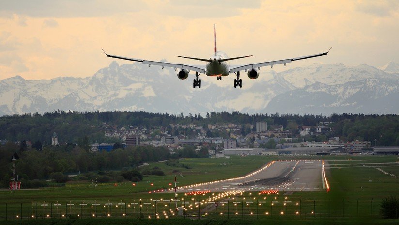 El tenso aterrizaje de una familia a bordo de una avioneta en EE.UU. (VIDEO)