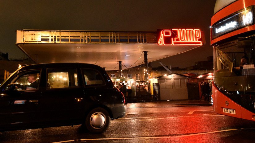 Un taxista de Uber lleva a un pasajero dormido al otro lado del país y le cobra 1.800 dólares por el servicio