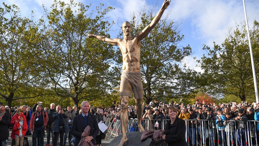 FOTOS: Advierten que la estatua de Zlatan Ibrahimovic está plagada de errores