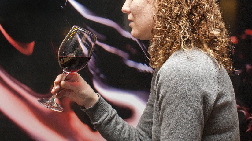 Siente un extraño sabor en su copa de vino y resulta ser el síntoma de una afección mortal