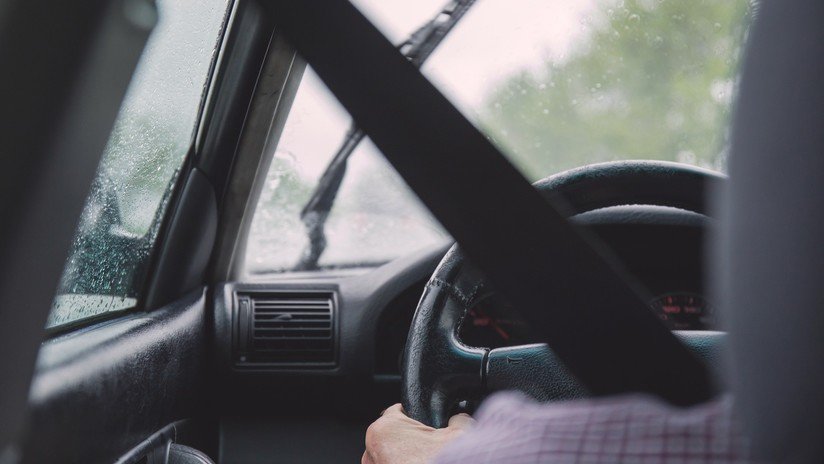 Se presenta en la comisaria con un cadáver en el coche y dice que tiene otros tres en su casa