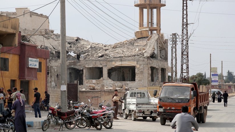 Coalición de EE.UU. destruye sus municiones bombardeando su propia base en Siria tras su retirada