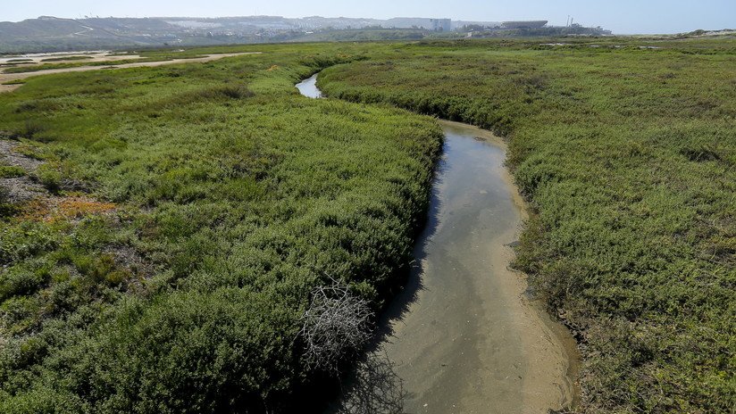Un cadáver obstruyó una estación de bombeo en México y provocó un derrame de aguas residuales en EE.UU.