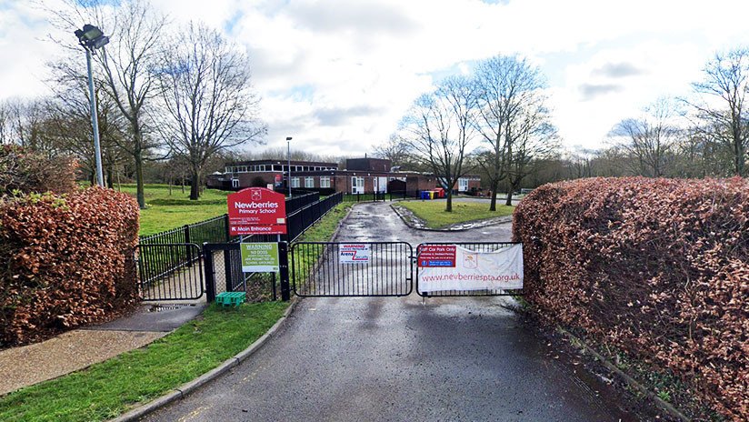 Una maestra de primaria británica "bromea" con enviar a sus alumnos judíos a una cámara de gas