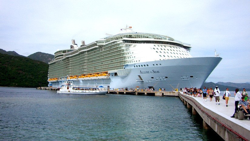 Expulsan de un crucero a una pareja por una peligrosa sesión de fotos en medio del Caribe