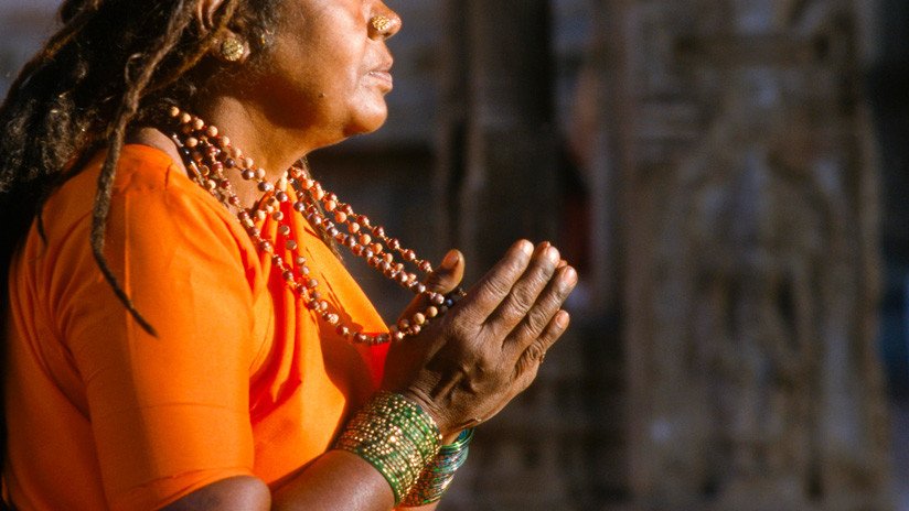 Exorcismo 'a palos' en la India: un sacerdote azota violentamente a una mujer 'poseída por el diablo' (VIDEO)