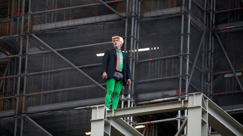 VIDEO: Manifestante disfrazado como Boris Johnson escala un andamio junto al Big Ben