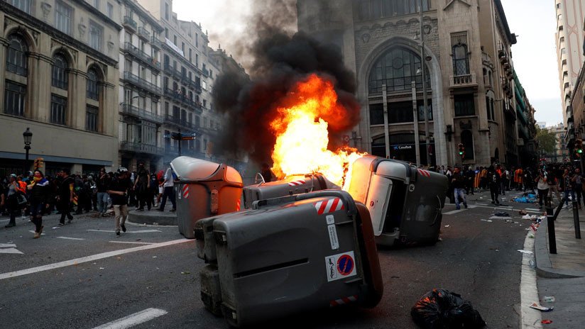 VIDEOS: Enfrentamientos entre la Policía y manifestantes provocan caos en las calles de Barcelona