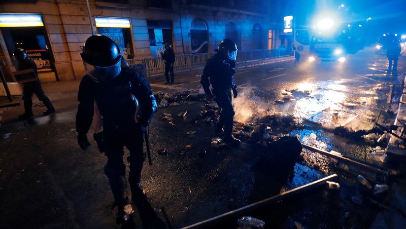 "Me estoy mareando": Policías atienden a un compañero herido grave en las protestas de Barcelona (VIDEO)
