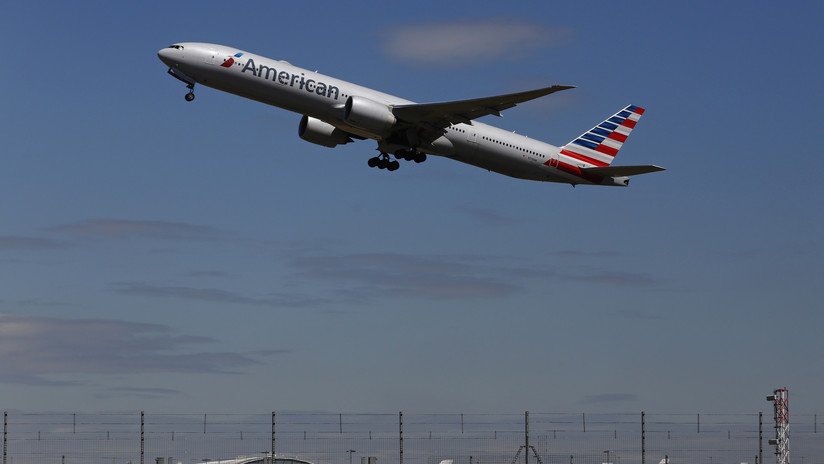 Dos tripulantes inconscientes y varios intoxicados en pleno vuelo tras el derrame de un "líquido de limpieza"